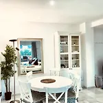 New 300 Mts From - Pass The Keys Appartement *