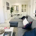 New 300 Mts From - Pass The Keys Appartement *