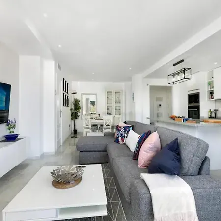 New 300 Mts From - Pass The Keys Apartment
