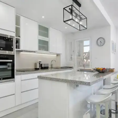 New 300 Mts From - Pass The Keys Apartment *