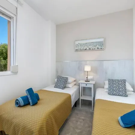 New 300 Mts From - Pass The Keys Apartment *