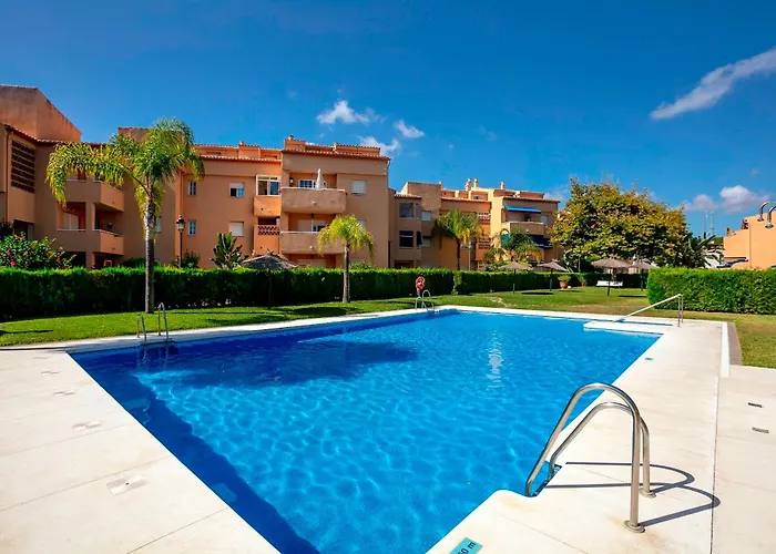 New 300 Mts From - Pass The Keys Apartmán